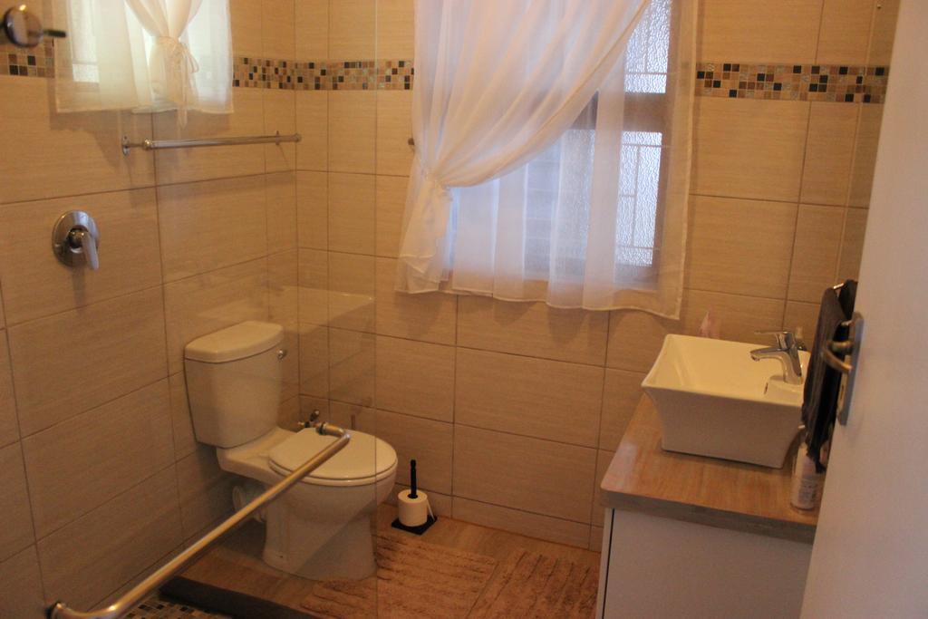 Smuts Ave. Guest Rooms 허머너스 외부 사진